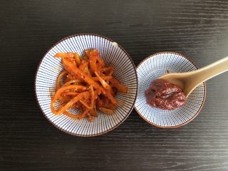 2、韩式拌饭,准备韩式辣酱和桔梗菜