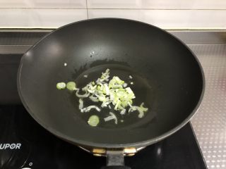 3、韩式拌饭,起锅热油，放入葱花炒香