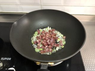 4、韩式拌饭,放入腊肠丁炒匀