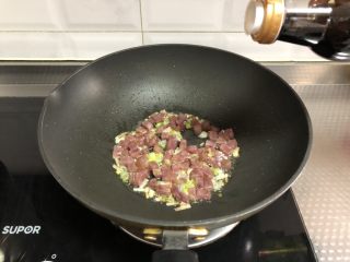 5、韩式拌饭,倒入红烧酱油和味极鲜炒出香味儿