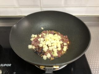6、韩式拌饭,放入土豆丁