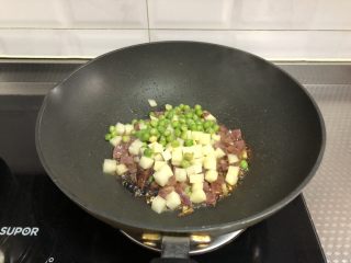 7、韩式拌饭,放入青豆