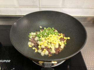 8、韩式拌饭,放入玉米粒