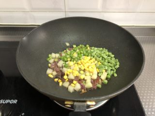 9、韩式拌饭,放入四季豆丁，翻炒1分钟，关火