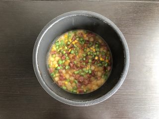 11、韩式拌饭,炒好的菜均匀的倒入锅内，选择煮饭功能