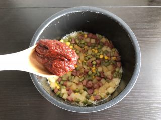12、韩式拌饭,饭蒸好，加入韩式辣酱