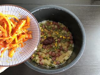 13、韩式拌饭,倒入韩式桔梗菜，拌匀