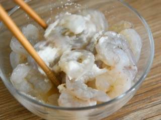 1、韭菜虾仁炒蛋—餐桌上最常见的家常菜,虾仁加入半勺盐、2勺淀粉、1勺料酒拌匀，腌制10分钟。