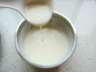 2、锦鲤寿司,用制作凉皮的方法做锦鲤鱼皮：高筋面粉和红薯淀粉混合，加入水，搅拌均匀无颗粒如图。（1:1:1.5的比例）