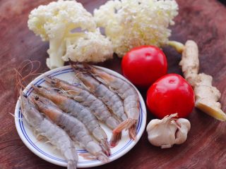 1、菜花番茄海虾小炒,首先备齐所有的食材。