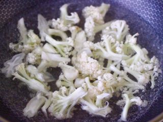 5、菜花番茄海虾小炒,锅中倒入适量清水煮沸后，放入菜花进行焯水，菜花煮至1分钟后，捞出沥干水分备用。