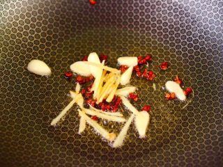 6、菜花番茄海虾小炒,另起锅烧热后，倒入花生油烧至六成热时，加入花椒小火慢慢炸出香味后，爆香蒜片和姜丝。