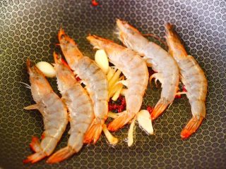 7、菜花番茄海虾小炒,把洗净的海虾放入锅中，用小火慢慢煎制。