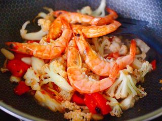 11、菜花番茄海虾小炒,继续大火翻炒片刻，加入煎好的海虾。