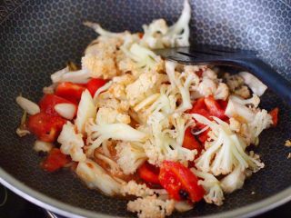 10、菜花番茄海虾小炒,看见番茄变软的时候，加入焯水的菜花。