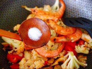 14、菜花番茄海虾小炒,再根据个人的口味，加入适量的盐调味。