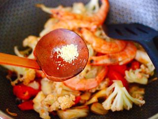 15、菜花番茄海虾小炒,最后加入鸡精增加口感。