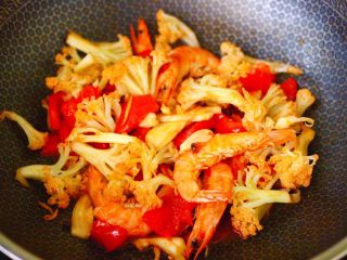 16、菜花番茄海虾小炒,大火继续快速翻炒均匀即可关火。