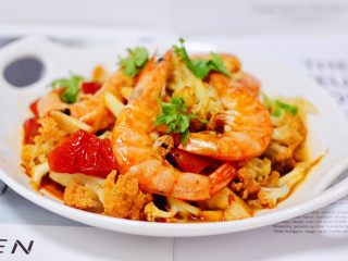 17、菜花番茄海虾小炒,鲜美无比又营养丰富的菜花番茄海虾小炒出锅了，撒上香菜段即可食用咯。