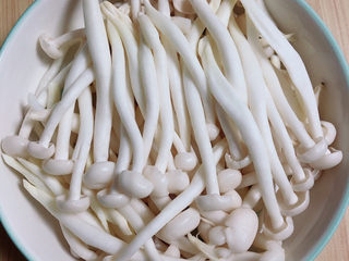 1、白玉菇炒鸡蛋,准备好白玉菇，洗净待用。