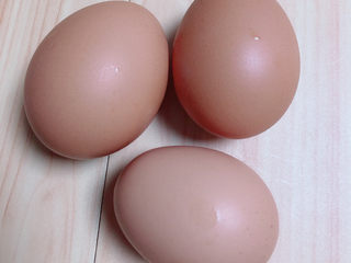 2、白玉菇炒鸡蛋,准备好鸡蛋。