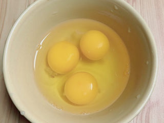 3、白玉菇炒鸡蛋,将鸡蛋打入碗中，搅打均匀。