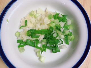 4、白玉菇炒鸡蛋,准备好葱蒜，切末儿待用。