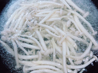 5、白玉菇炒鸡蛋,锅中烧开水，烫一下白玉菇，捞出待用。