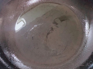 6、白玉菇炒鸡蛋,锅中倒入油，加热至八成热。