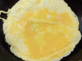 7、白玉菇炒鸡蛋,倒入鸡蛋液，成型后翻炒。