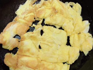 8、白玉菇炒鸡蛋,将鸡蛋切大块，盛出待用。