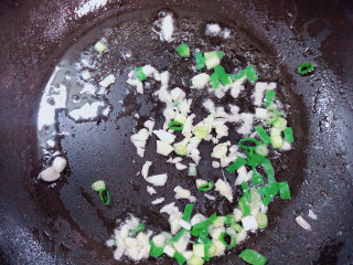 9、白玉菇炒鸡蛋,锅中倒入油，加热至五成热，倒入葱蒜煸香。