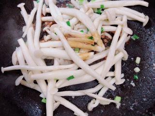 11、白玉菇炒鸡蛋,加热酱油，翻炒均匀。