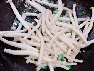 10、白玉菇炒鸡蛋,倒入白玉菇翻炒均匀。