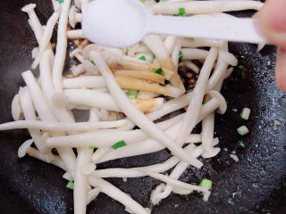 12、白玉菇炒鸡蛋,加入一少盐翻炒均匀。