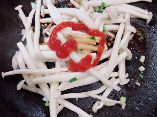 13、白玉菇炒鸡蛋,再加入番茄沙司翻炒均匀。