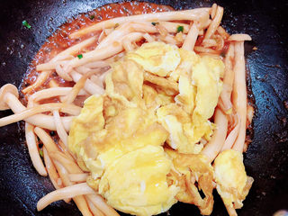 14、白玉菇炒鸡蛋,白玉菇放50ml水，让番茄汁浸泡白玉菇，加入炒好的鸡蛋。