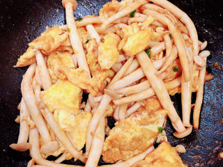 15、白玉菇炒鸡蛋,将鸡蛋翻炒均匀，入味即可出锅。