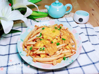 16、白玉菇炒鸡蛋,脆爽鲜美的白玉菇炒鸡蛋就上桌了！