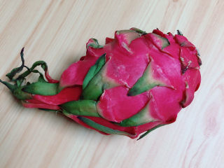 1、水果汤圆,准备好火龙果。