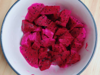 2、水果汤圆,将火龙果肉切成小块。