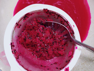 3、水果汤圆,将火龙果汁挤出。