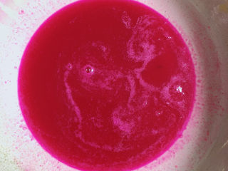 4、水果汤圆,将火龙果汁中加入白糖。