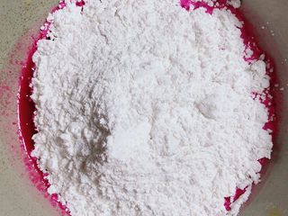 5、水果汤圆,加入糯米粉。