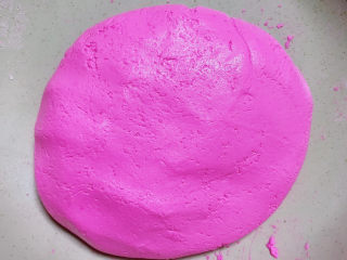 6、水果汤圆,将面揉匀。