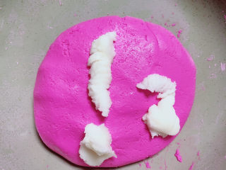 7、水果汤圆,加入猪油，继续揉晕。