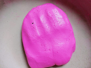 8、水果汤圆,将汤圆面盖上保鲜膜，防止风干。同时再揉一块白色的汤圆面，搭配使用。