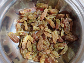 9、水果汤圆,准备制作馅料，洗好葡萄干。