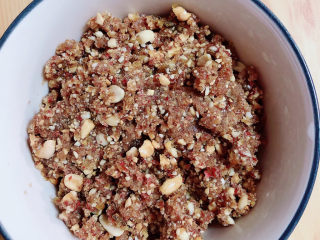 11、水果汤圆,将葡萄干和花生核桃放入破壁机中，打成碎粒，汤圆馅儿就做好了。