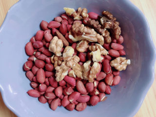 10、水果汤圆,用微波炉烤好红皮花生、核桃。